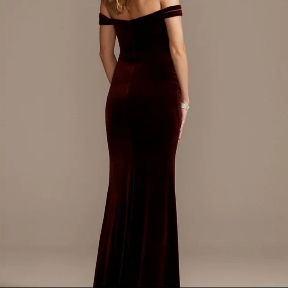 Off The Shoulder Velvet Sheath Dress - Picture 5 of 11